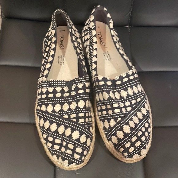 Toms black and white size 8.5 slip ons - Picture 1 of 1